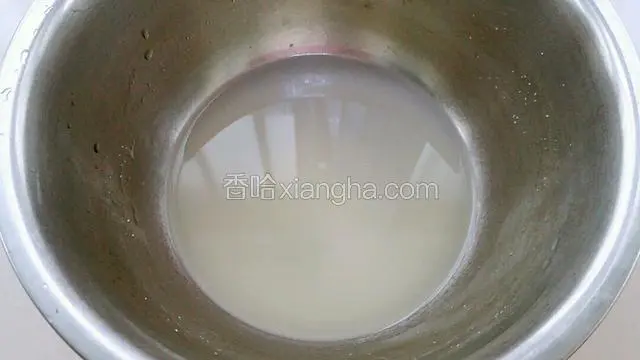 把波兰酵种材料中的温水和酵母混合均匀。