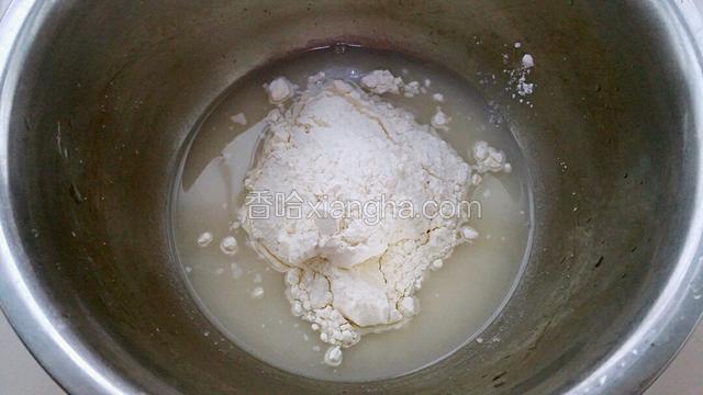 再放入高筋面粉搅拌均匀，放到温暖处发酵。