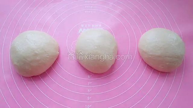 把面团揉匀排气分成均匀的三份，盖保鲜膜松弛20-30分钟，具体时间视温度而定。