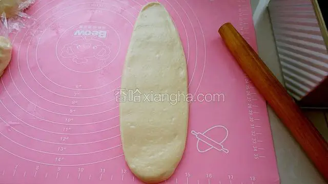 取一个面团揉匀后擀成长舌状。