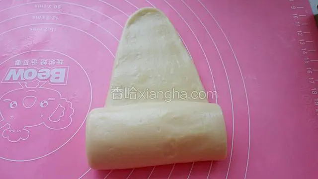 从一头慢慢卷起。