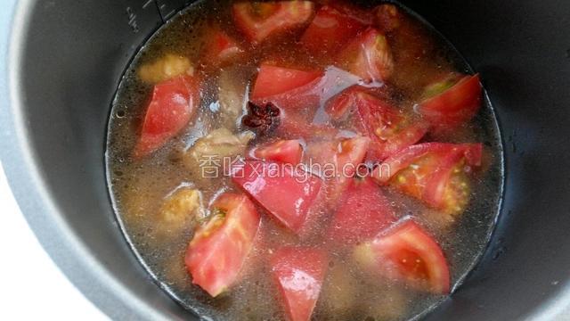 添水和食材一平，放入八角。