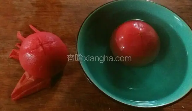 煮肉丸期间把蕃茄顶部用刀划上十字口，用开水烫过，撕去蕃茄皮，并切碎。