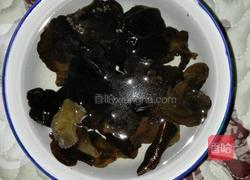 洋葱木耳炒黄瓜的做法图解2