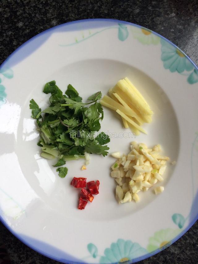 姜切丝，蒜瓣、辣椒切粒，香菜切碎备用。