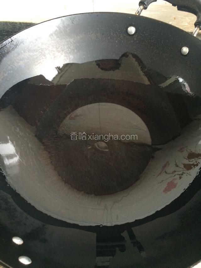 开大火锅内放入适量油。