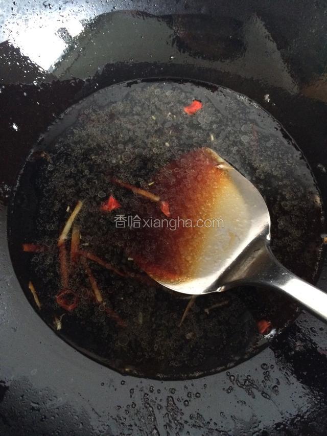 加入适量清水、料酒（可以多放些）、盐、糖、醋、老抽、鲜酱油。