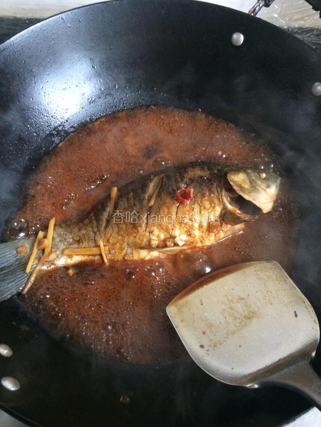 放入鲫鱼，用锅铲将汤翻浇在鲫鱼表面几下。