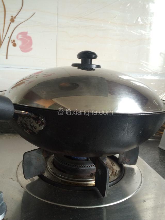 小火炖12分钟左右。（期间鲫鱼翻面，动作轻小心弄破鱼）