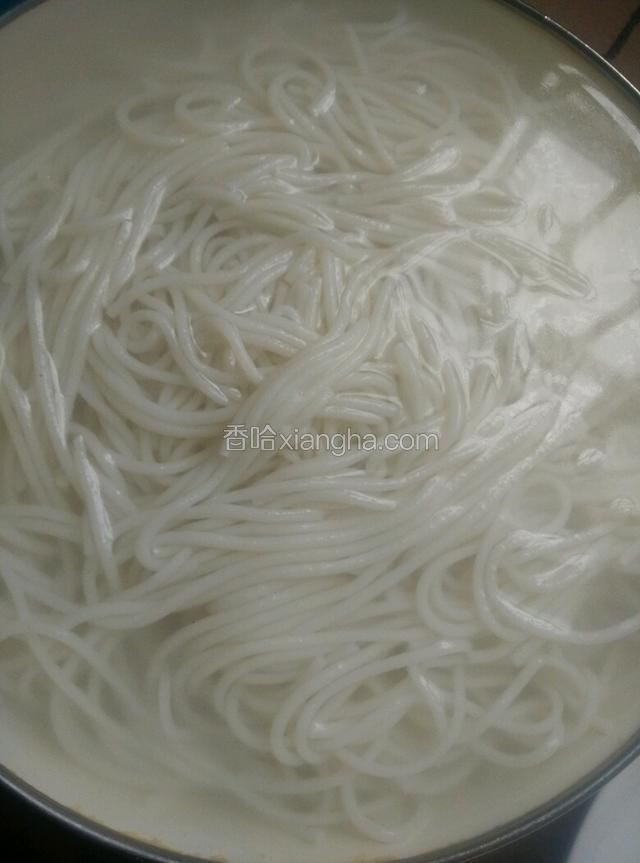 如图所示：将煮熟的米粉，夹入凉开水中(过一下凉开水，米粉就不会容易粘在一起)