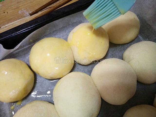 取出表面刷鸡蛋液，并取出热水盆，烤箱预热175度