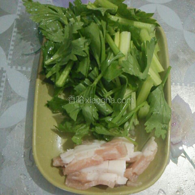芹菜切段，肉切丝。