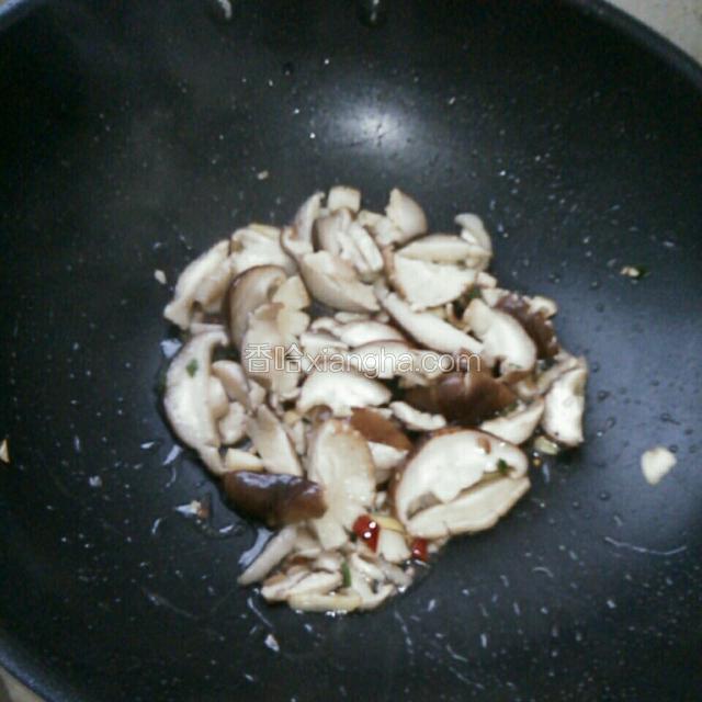 倒入葱姜蒜爆香，倒入香菇翻炒