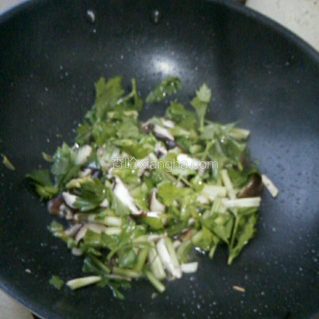 倒入芹菜，加入盐，五香粉，酱油翻炒。
