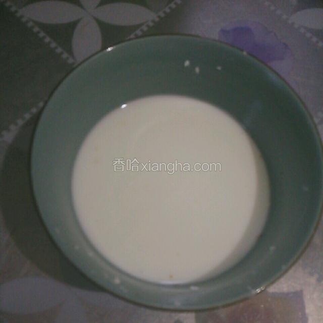 生粉加水拌匀成稀糊状。