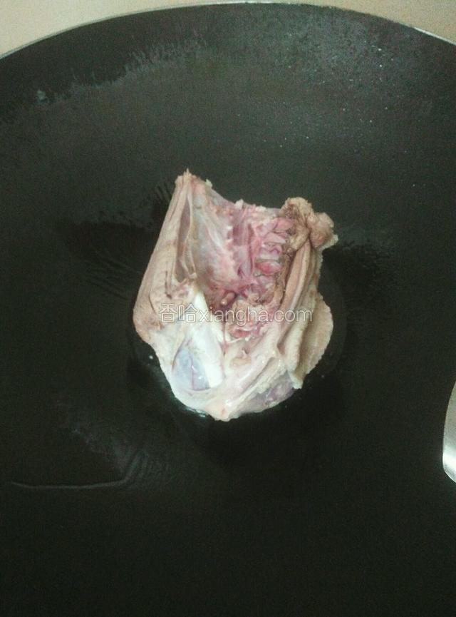 如图：热锅放油，油烧至七成热，放入鹅肉，皮那边煎一下
