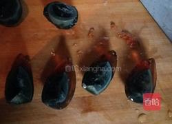 皮蛋豆腐的做法图解1