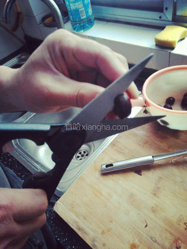 把生栗子洗净后擦干水分 用剪刀在上面剪一个小口 便于开口