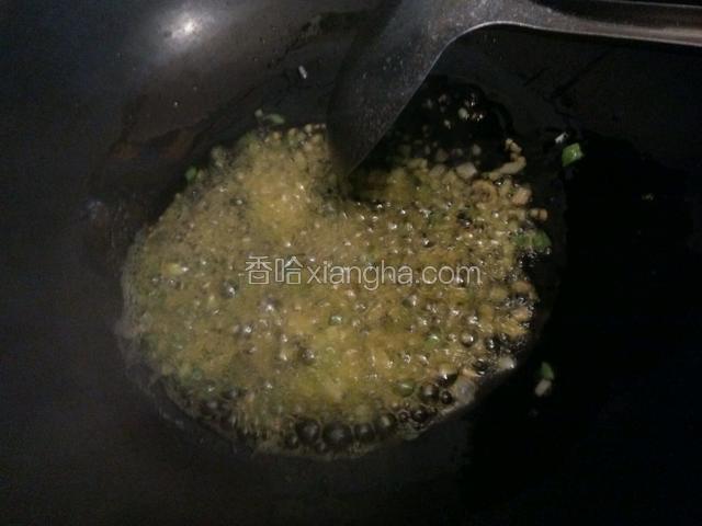 炒锅倒油爆香葱姜