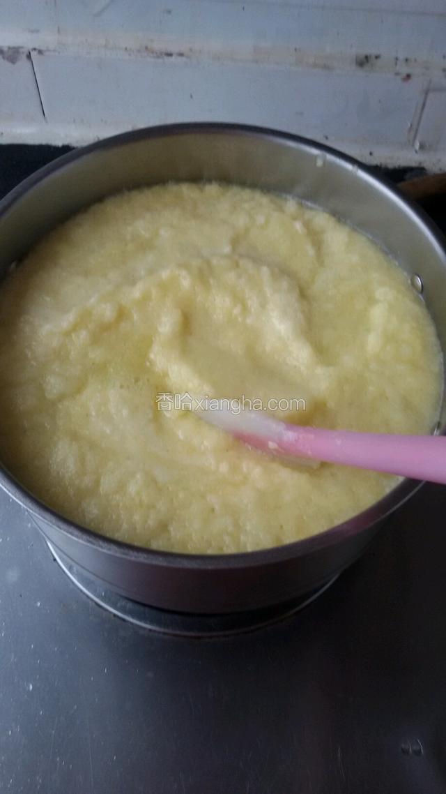用一个白钢锅，把打好的凤梨冬瓜泥到入锅里，上炉熬制。