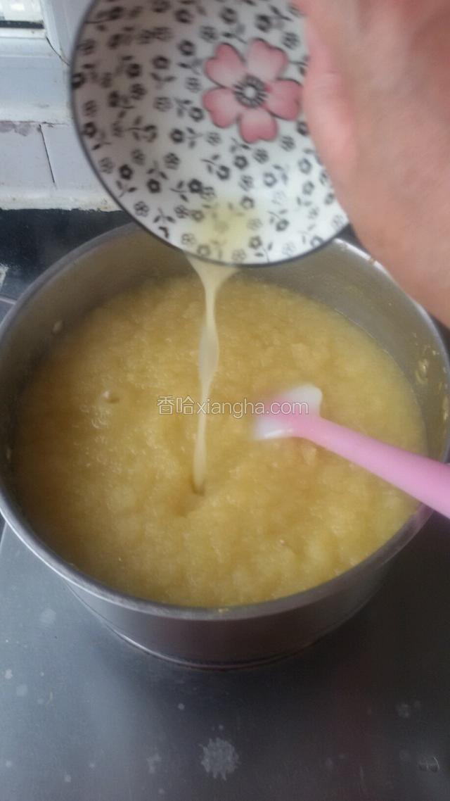 把馅料炒制半干，加柠檬汁。