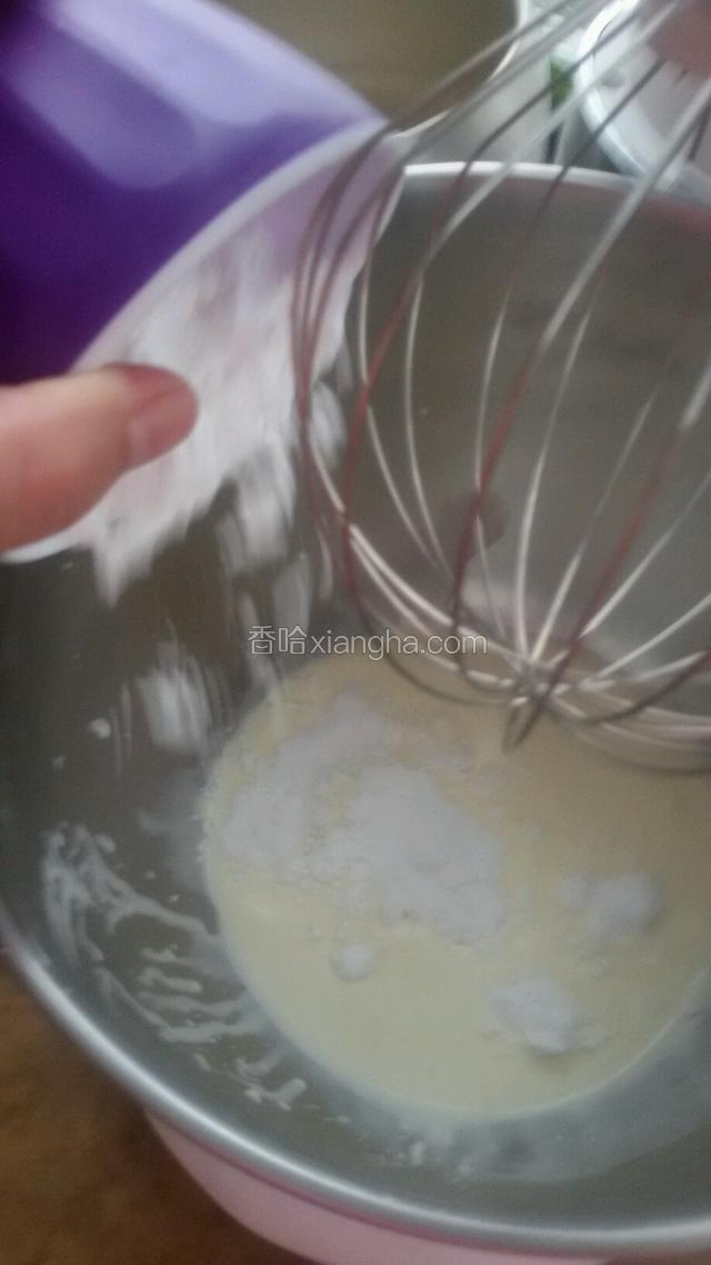 将淡奶油，糖粉放入打蛋盆里打发，把低筋面粉和奶粉过筛。