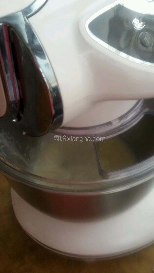 开始继续揉面。