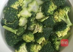番茄炒西兰花的做法图解1