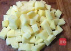 土豆焖肉的做法图解1