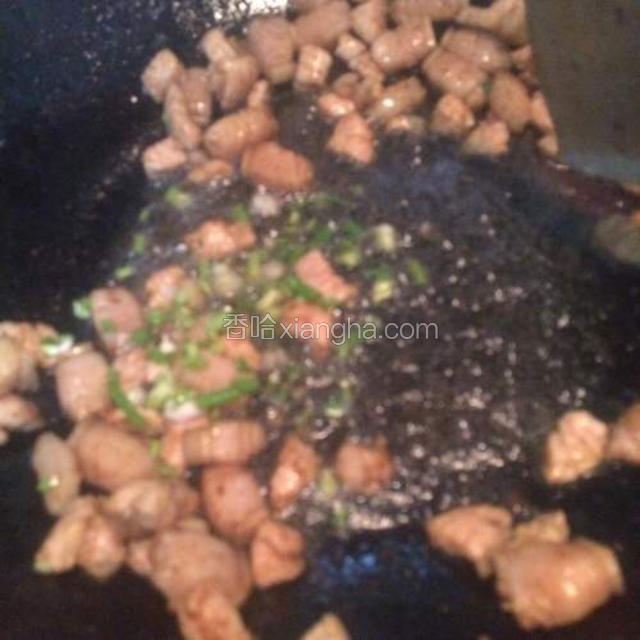 下切好的葱花，爆出葱香味后，下一小勺酱油，这时候满屋飘葱花肉香