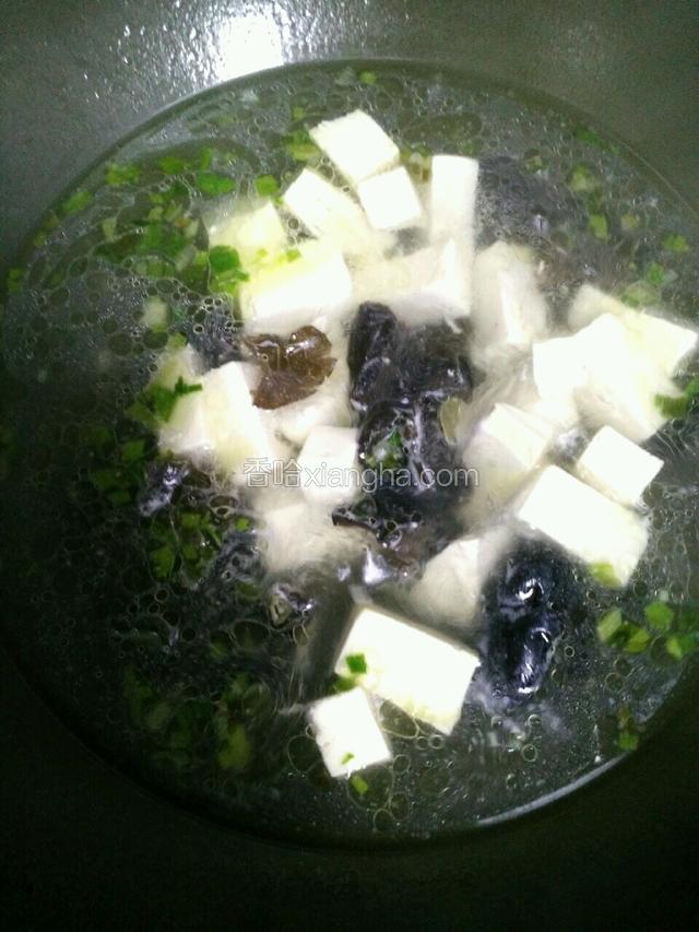 加适量开水，大火烧沸，转小火炖点2分钟。