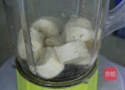 蓝莓香蕉味奶昔的做法图解2