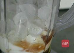 蓝莓香蕉味奶昔的做法图解6