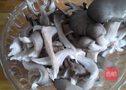 平菇炒肉的做法图解2