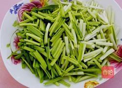 蒜苗炒鸡蛋的做法图解1