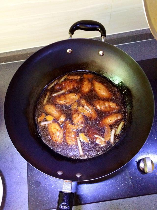 上好色后，倒入可乐开始煮沸，大火煮。大约十五分钟。