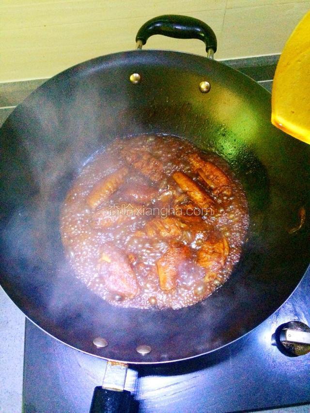煮至汤汁浓稠，放入鸡精，撒上胡椒粉即可。