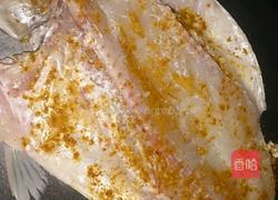 干煎咖喱鲈鱼的做法图解2