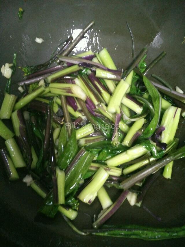 倒入菜苔翻炒。