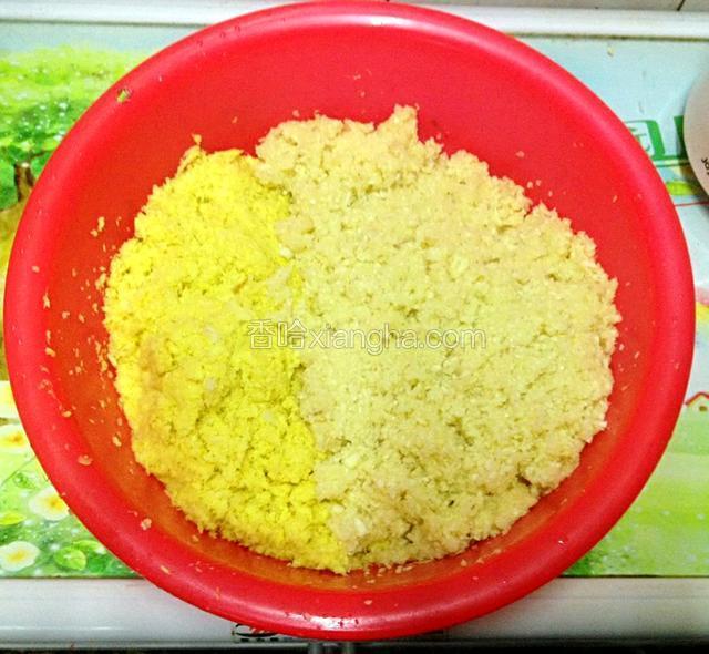 把蒜头、姜用料理机搅碎.
