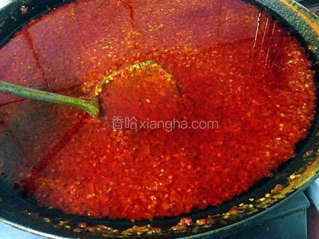 10分钟后,倒入辣椒搅匀,再加入200克盐,1碗生抽,再加油,油量以浸过辣椒为准.