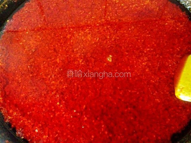 30分钟后,调入鸡精,小火煮5分钟.关火.辣椒酱制作完成了！