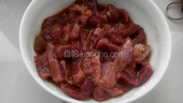用手抓匀腌制十分钟。