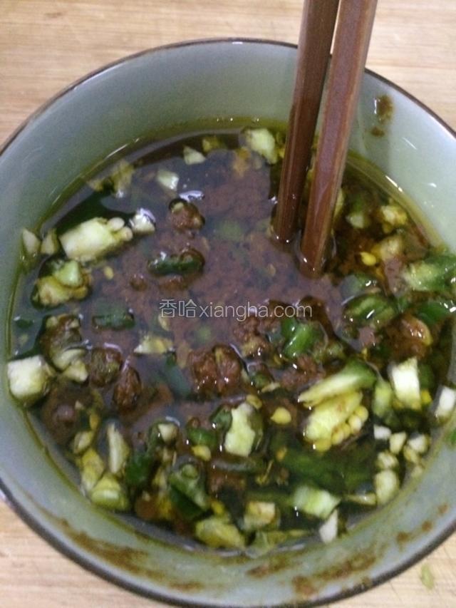 把酱挤在碗里，倒进去能没过去酱的油，把辣椒切碎放进去，搅拌均匀。（想吃别的根据个人口味放，什么干红辣椒什么蘑菇肉酱的）