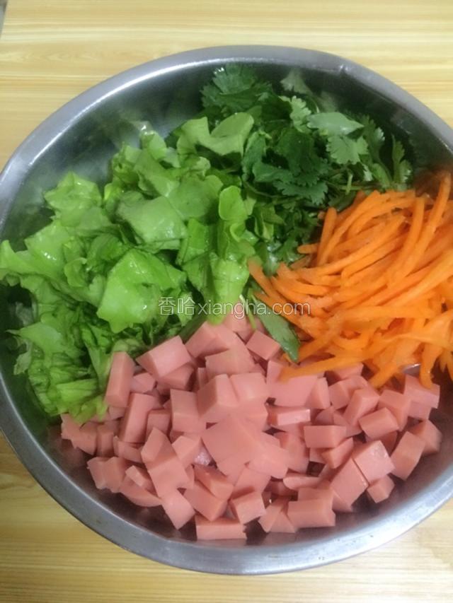把需要的蔬菜准备好，自己想吃什么自己家有都可以放。