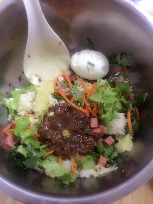 把米饭，鸡蛋，花生碎，蔬菜全部放在盆子里，一饭勺酱搅拌均匀。