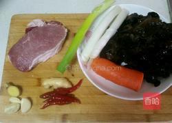 胡萝卜木耳炒猪肉的做法图解1