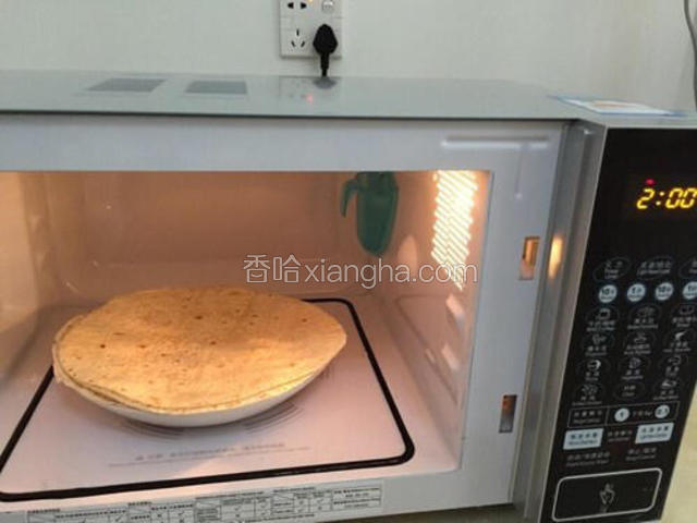 薄饼进烤箱烤一分钟