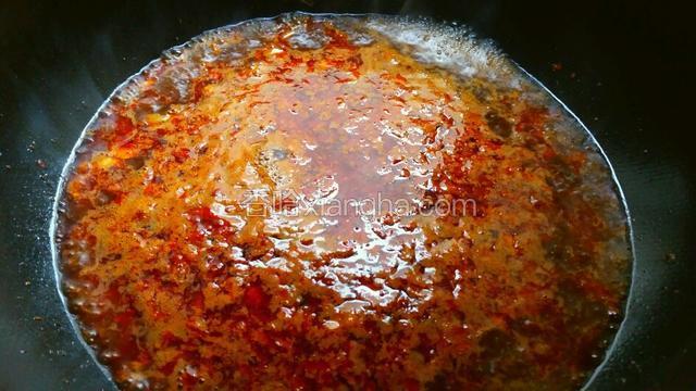 加能够没过豆腐的水烧开，加生抽调味提鲜。