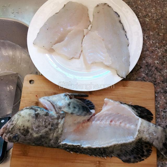 鱼处理干净后起鱼肉拆骨